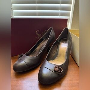 Women's Sofft Brown Leather Pumps. Sized 6